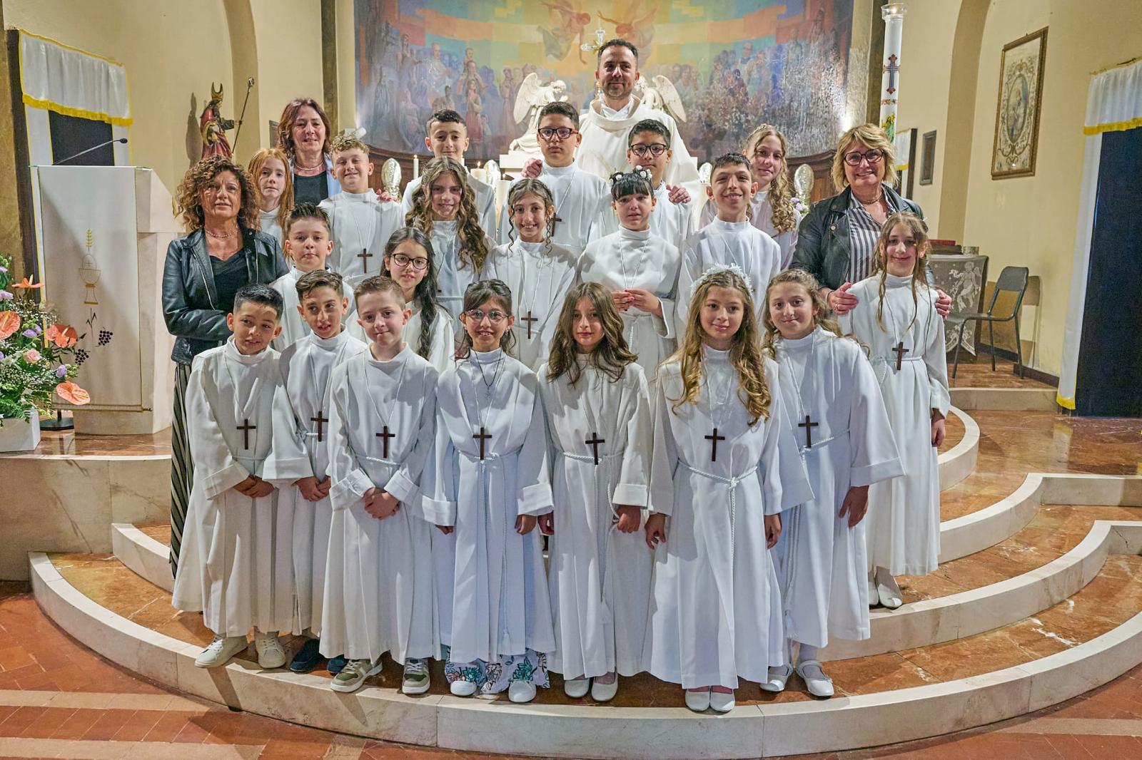 Celebrazione delle Prime Comunioni 2026 nella Comunità Pastorale Madonna di Lourdes - foto 2