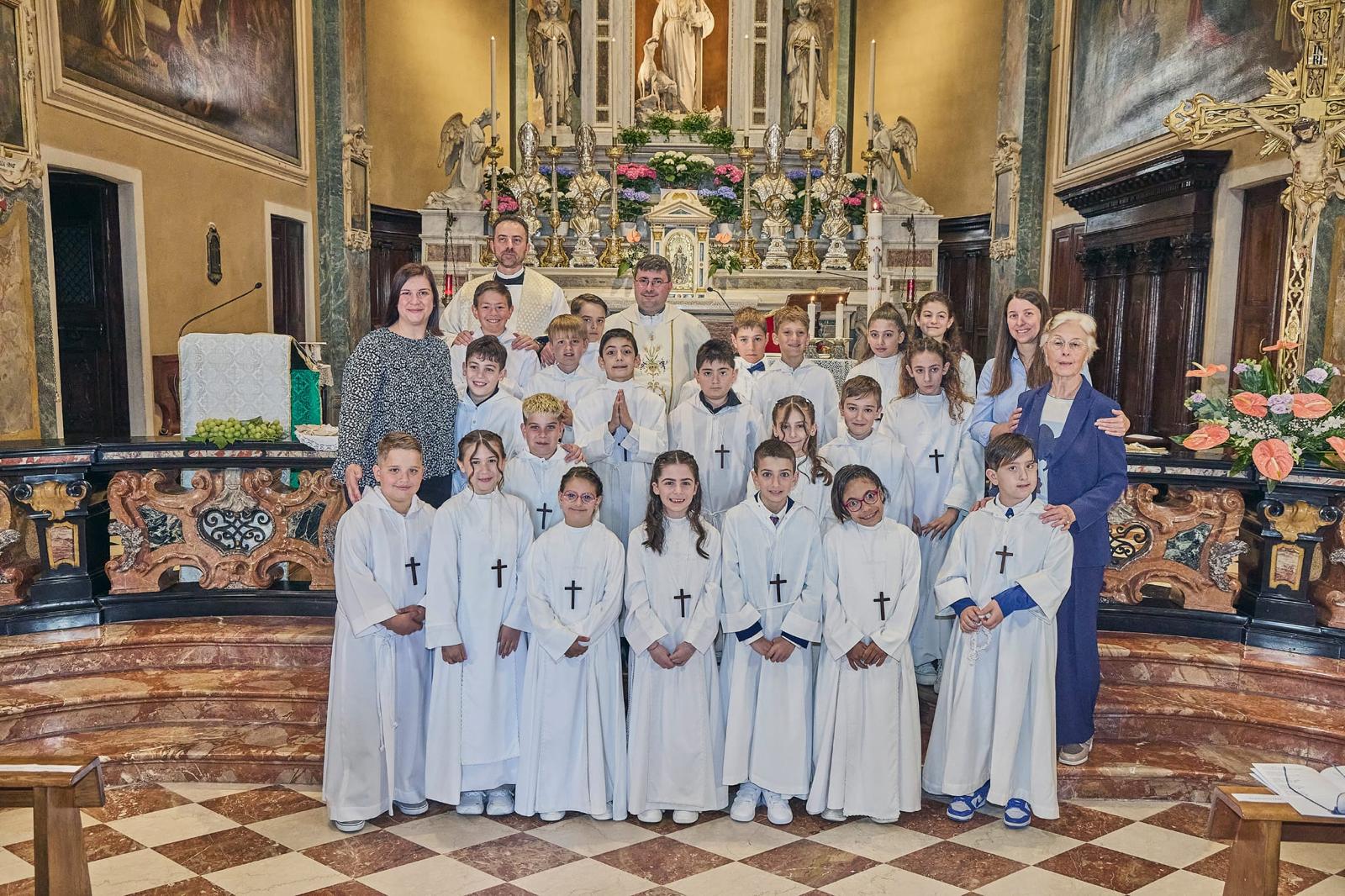 Bambini e famiglie alle Prime Comunioni 2026 della Comunità Pastorale Madonna di Lourdes - foto 3