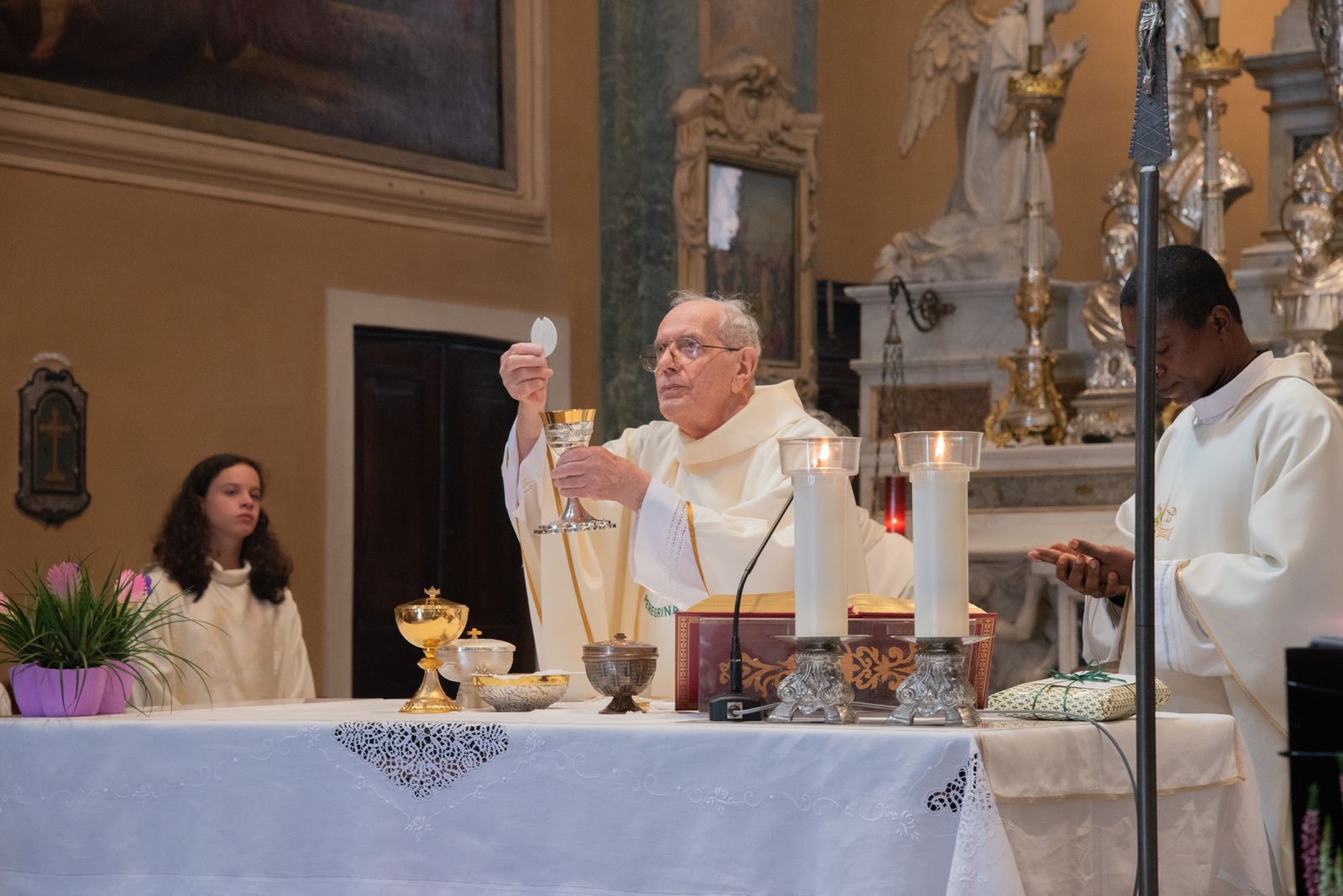 55 anni di sacerdozio: la comunità festeggia don Stefano Gorini